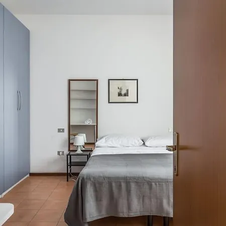 Apartment Design Dwelling Near Policlinico *